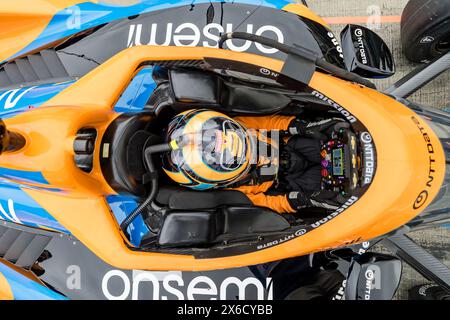 Speedway, Indiana, États-Unis. 14 mai 2024. CALLUM ILOTT (6 ans) de Cambridge, Angleterre sangles dans son véhicule alors qu'il se prépare à s'entraîner pour la 108e course de l'Indianapolis 500 à Indianapolis Motor Speedway à Speedway, IN. (Crédit image : © Grindstone Media Group/ASP) USAGE ÉDITORIAL SEULEMENT! Non destiné à UN USAGE commercial ! Banque D'Images