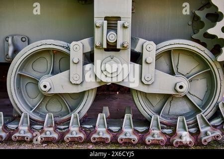 Gros plan sur les chenilles et les roues des chars, détail robuste du génie militaire Banque D'Images