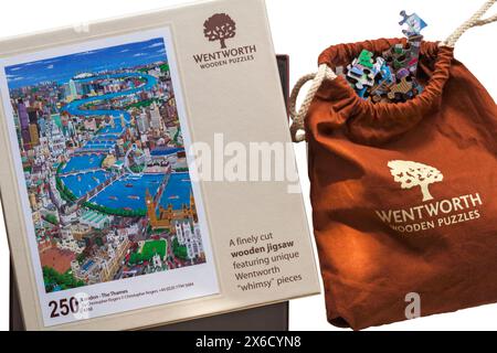 Boîte de puzzles en bois Wentworth et sac contenant des pièces de puzzle - une scie sauteuse en bois finement coupée avec des pièces uniques Wentworth fantaisie Banque D'Images
