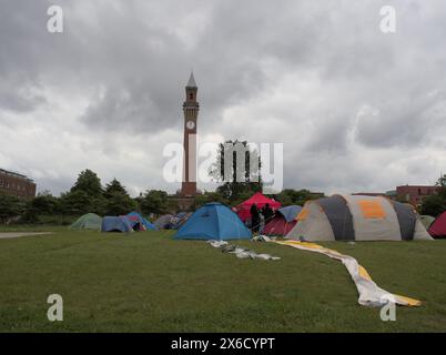 Birmingham, Royaume-Uni. 14 mai 2024. Un campement de protestation à l'Université de Birmingham en soutien à la Palestine, des manifestants pro-palestiniens dans environ 40 tentes ont installé à l'Université, les partisans affirment qu'ils ont été "menacés d'action policière". Crédit : Tony Nolan/Alamy Live News Banque D'Images