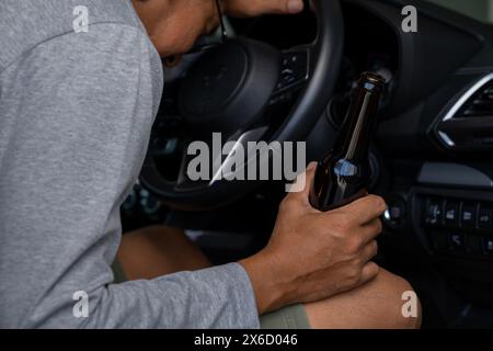 C'est une chose dangereuse à faire. Boire de la bière en conduisant est à la fois illégal et dangereux. Banque D'Images