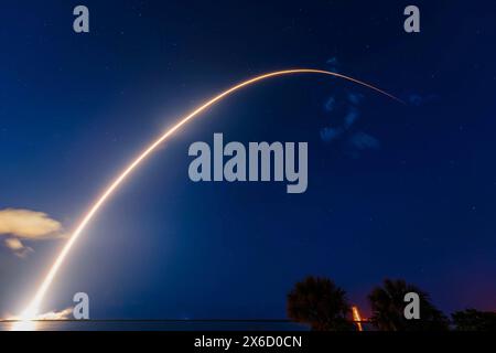 Cap Canaveral (États-Unis d'Amérique). 12 mai 2024. Une fusée SpaceX Falcon 9 transportant la mission Starlink 6-49 traîne dans le ciel nocturne après avoir décollé du complexe de lancement 40 à la Station spatiale de Cape Canaveral, le 12 mai 2024 à Cape Canaveral, en Floride. La fusée a transporté avec succès 23 satellites Starlink en orbite terrestre basse avant de retourner atterrir sur le droneship SpaceX, « Un manque de gravitas ». Crédit : Joshua Conti/US Space Force/Alamy Live News Banque D'Images
