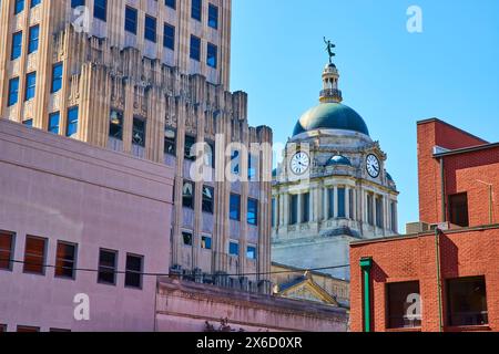 Palais de justice historique et gratte-ciel sous un ciel clair, centre-ville de Fort Wayne Banque D'Images