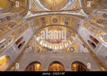 Intérieur extrêmement orné et décoratif de l'église ou du temple St Sava. Une des plus grandes églises orthodoxes du monde. Avril 2024. Banque D'Images