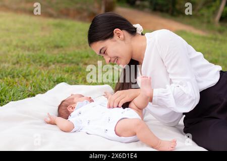style de vie : une mère heureuse joue avec son nouveau-né Banque D'Images