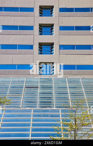 Extérieur moderne de l'immeuble de bureaux avec verre réfléchissant et béton, au niveau des yeux Banque D'Images