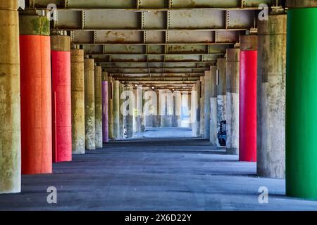 Colonnes urbaines colorées avec Graffiti artistique, Fort Wayne Banque D'Images