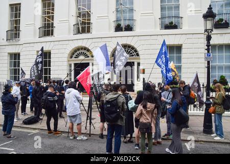 Londres, Royaume-Uni. 14 mai 2024. Les manifestants tiennent des drapeaux « indépendance de Hong Kong » pendant la manifestation. Les Hong-Kongers britanniques et leurs partisans ont organisé une manifestation devant le Hong Kong Economic and Trade Office (HKETO) à Londres contre les activités présumées d'espionnage et de répression du gouvernement chinois, après l'arrestation de trois personnes accusées d'espionnage pour Hong Kong. Crédit : SOPA images Limited/Alamy Live News Banque D'Images