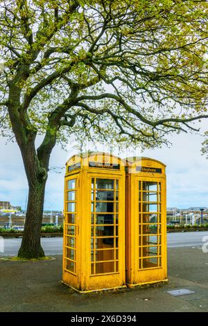 Cabines téléphoniques jaunes vintage à St Peter Port à Guernesey, Îles Anglo-Normandes Banque D'Images