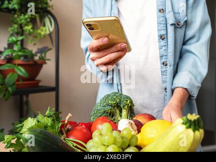 Achats en ligne produits cultivés à la ferme. Service de livraison de légumes bio sains. Banque D'Images