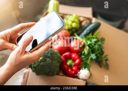 Commande par Internet de légumes cultivés à la ferme. Commande et achat en ligne de produits d'épicerie. Banque D'Images