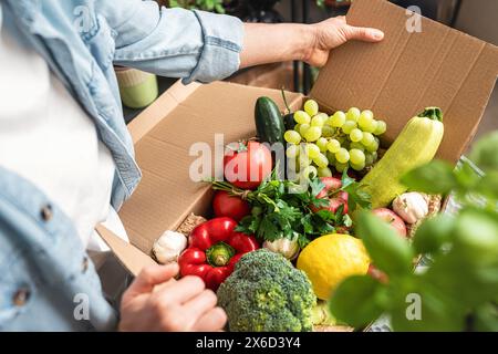 Légumes et fruits cultivés en agriculture biologique sains dans une vue en grand angle en carton de livraison. Banque D'Images
