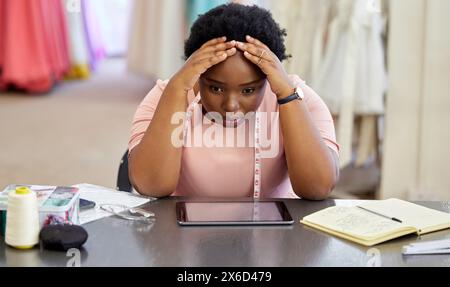 Stressé, femme noire et designer pour la couture en atelier pour fatigué, anxiété et crise avec la conception pour la date limite de la production au détail. Frustré Banque D'Images