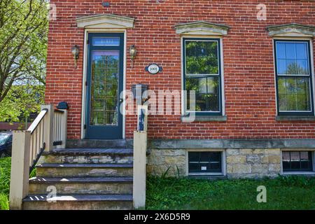 Charmant bâtiment en briques rouges avec porte bleue à Fort Wayne Banque D'Images