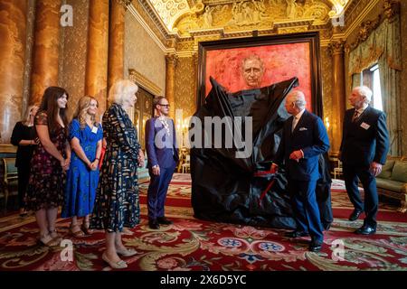 Le roi Charles III et la reine Camilla lors du dévoilement du portrait du roi de l'artiste Jonathan Yeo, dans le salon bleu du palais de Buckingham, à Londres. Le portrait a été commandé en 2020 pour célébrer les 50 ans du prince de Galles en tant que membre de la Compagnie des Drapers en 2022. L'œuvre représente le roi portant l'uniforme des gardes gallois, dont il a été nommé colonel régimentaire en 1975. La taille de la toile - environ 8,5 par 6,5 pieds lorsqu'elle est encadrée - a été soigneusement considérée comme s'inscrivant dans l'architecture de Drapers' Hall et le contexte des peintures qu'elle finira par accrocher Banque D'Images