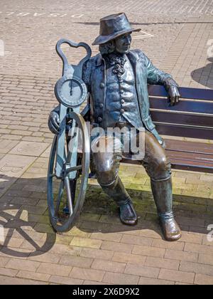 Sculpture à Knaresborough North Yorkshire UK de John Metcalf 1717–1810 connu sous le nom de Blind Jack, un constructeur de routes pendant la révolution industrielle. Banque D'Images