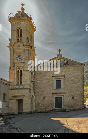 Façade extérieure avec clocher et horloge du monastère de Santa Maria della Misericordia à Lama dei Peligni. Province de Chieti, Abruzzes, Italie Banque D'Images