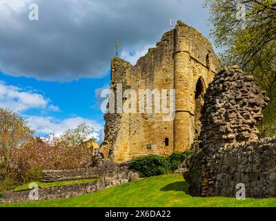 Vue extérieure des murs de pierre du château de Knaresborough une forteresse en ruines surplombant la rivière Nidd dans la ville de Knaresborough, North Yorkshire Royaume-Uni Banque D'Images