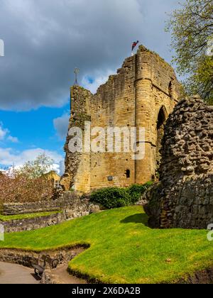 Vue extérieure des murs de pierre du château de Knaresborough une forteresse en ruines surplombant la rivière Nidd dans la ville de Knaresborough, North Yorkshire Royaume-Uni Banque D'Images