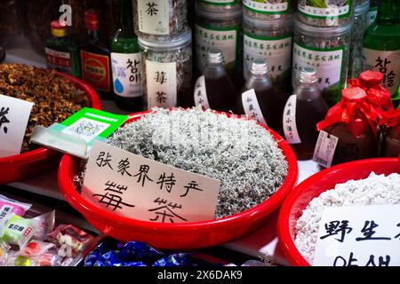 Thé aux baies ou thé au rotin authentique de qualité spéciale sauvage dans Longxu Yajian village de Tujia Yongshun dans la boutique souvenirs pour les voyageurs chinois sélectionnez bu Banque D'Images