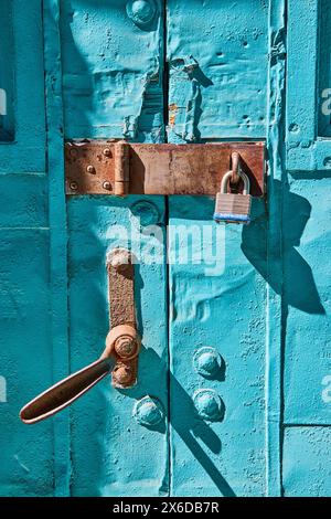 Porte bleue rustique avec serrures anciennes et modernes, détail vertical Banque D'Images
