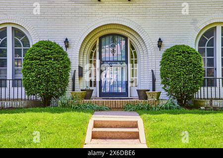 Élégante entrée de la maison de banlieue avec design symétrique, Fort Wayne Banque D'Images