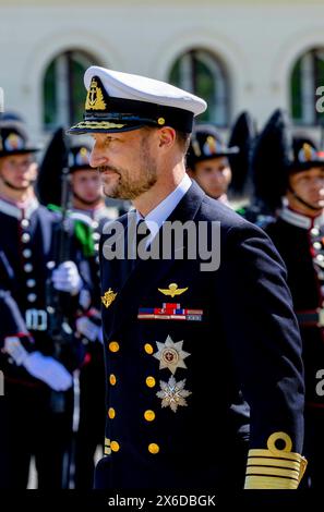 Oslo, norvégien. 14 mai 2024. Le prince héritier norvégien Haakon assiste à la cérémonie de dépôt de la couronne au Monument national d'Oslo crédit : Albert Nieboer POINT THE vue OUT/dpa/Alamy Live News Banque D'Images