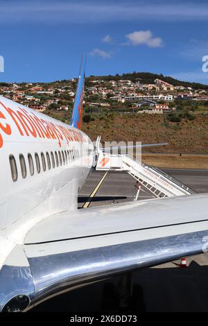 Vue le long du fuselage Jet2 vacances Boeing 757-200, aéroport international Cristiano Ronaldo, Madère, Portugal devant le bâtiment terminal, 3 mai 2024. Banque D'Images