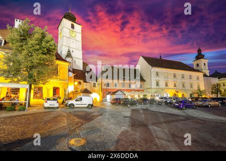 Vue imprenable sur la petite place et la Tour du Conseil dans le centre de la ville de Sibiu. Scène impressionnante de Transylvanie. Localisation : Sibiu, région de Transylvanie, Banque D'Images