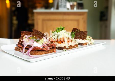 Smorrebrod dans un restaurant à Copenhague, sanwiches ouverts danois traditionnels, pain de seigle foncé avec garniture différente, Danemark Banque D'Images