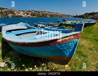 L'Italie, de la Sicile, Messine, lac Ganzirri, bateaux de pêche et les pêcheurs Banque D'Images