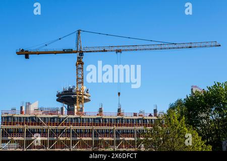 Batiment de la RTBF et la tour Reyers sont caches par les travaux et les grues | construction de la télévision belge et de la tour Reyers cachée par le neuf Banque D'Images