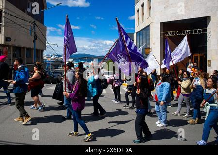 Une manifestation des enseignants à Ushuaia juste après l'élection du président Javier Milea. Banque D'Images