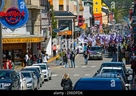 Une manifestation des enseignants à Ushuaia juste après l'élection du président Javier Milea. Banque D'Images