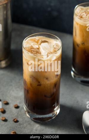 Boisson au lait d'avoine Espresso Latte secouée avec café et glace Banque D'Images