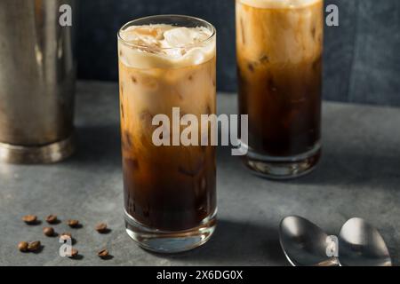 Boisson au lait d'avoine Espresso Latte secouée avec café et glace Banque D'Images