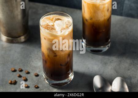 Boisson au lait d'avoine Espresso Latte secouée avec café et glace Banque D'Images