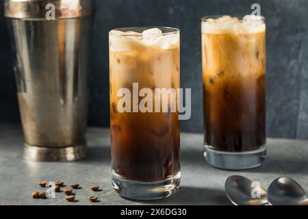 Boisson au lait d'avoine Espresso Latte secouée avec café et glace Banque D'Images