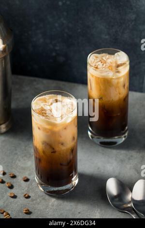 Boisson au lait d'avoine Espresso Latte secouée avec café et glace Banque D'Images