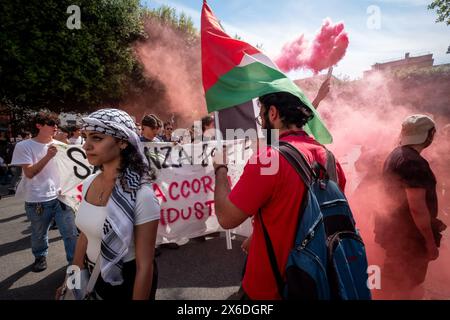 Rome, RM, Italie. 14 mai 2024. Les étudiants défilent à l'intérieur de l'Université la Sapienza pour soutenir la Palestine et demander au Rectorat de l'Université de cesser les accords avec Israël et l'industrie de l'armement. (Crédit image : © Marco Di Gianvito/ZUMA Press Wire) USAGE ÉDITORIAL SEULEMENT! Non destiné à UN USAGE commercial ! Banque D'Images