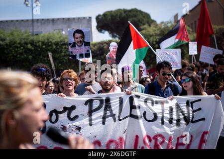 Rome, RM, Italie. 14 mai 2024. Les étudiants défilent à l'intérieur de l'Université la Sapienza pour soutenir la Palestine et demander au Rectorat de l'Université de cesser les accords avec Israël et l'industrie de l'armement. (Crédit image : © Marco Di Gianvito/ZUMA Press Wire) USAGE ÉDITORIAL SEULEMENT! Non destiné à UN USAGE commercial ! Banque D'Images