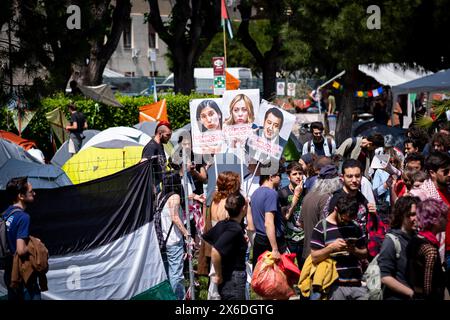 Rome, RM, Italie. 14 mai 2024. Les élèves se rassemblent près de la zone où des tentes ont été placées avant de commencer une marche en faveur de la Palestine. Les images de Giorgia Meloni (premier ministre), Matteo Salvini, (ministre de l'infrastructure) et Elly Schlein (secrétaire du Parti démocrate) sont exposées pendant la manifestation, les accusant d'être ''complices du génocide'' (crédit image : © Marco Di Gianvito/ZUMA Press Wire) USAGE ÉDITORIAL SEULEMENT! Non destiné à UN USAGE commercial ! Banque D'Images