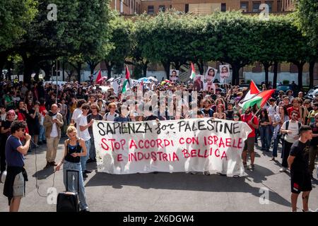 Rome, RM, Italie. 14 mai 2024. Les étudiants défilent à l'intérieur de l'Université la Sapienza pour soutenir la Palestine et demander au Rectorat de l'Université de cesser les accords avec Israël et l'industrie de l'armement. (Crédit image : © Marco Di Gianvito/ZUMA Press Wire) USAGE ÉDITORIAL SEULEMENT! Non destiné à UN USAGE commercial ! Banque D'Images