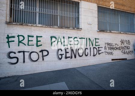 Rome, RM, Italie. 14 mai 2024. Pendant la nuit, des écrits ont été faits sur les murs des bâtiments à l'intérieur de l'Université la Sapienza pour soutenir la Palestine et contre le rectorat. (Crédit image : © Marco Di Gianvito/ZUMA Press Wire) USAGE ÉDITORIAL SEULEMENT! Non destiné à UN USAGE commercial ! Banque D'Images