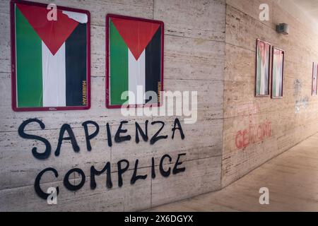 Rome, RM, Italie. 14 mai 2024. Pendant la nuit, des écrits ont été faits sur les murs des bâtiments à l'intérieur de l'Université la Sapienza pour soutenir la Palestine et contre le rectorat. (Crédit image : © Marco Di Gianvito/ZUMA Press Wire) USAGE ÉDITORIAL SEULEMENT! Non destiné à UN USAGE commercial ! Banque D'Images