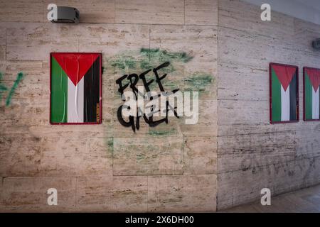 Rome, RM, Italie. 14 mai 2024. Pendant la nuit, des écrits ont été faits sur les murs des bâtiments à l'intérieur de l'Université la Sapienza pour soutenir la Palestine et contre le rectorat. (Crédit image : © Marco Di Gianvito/ZUMA Press Wire) USAGE ÉDITORIAL SEULEMENT! Non destiné à UN USAGE commercial ! Banque D'Images