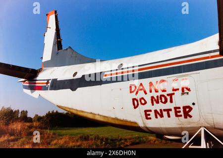 HeavyLift Short SC5 Belfast avion G-BFYU utilisé pour les pièces de rechange en 1997 à l'aéroport de Southend, Essex, Royaume-Uni. Le G-BFYU a servi dans la Royal Air Force à partir de 1966 sous le nom de XR367, avant de rejoindre HeavyLift en 1977. Retiré de l'utilisation en 1992 et stocké à Southend avant d'être utilisé pour les pièces et finalement complètement mis au rebut en 2001 Banque D'Images