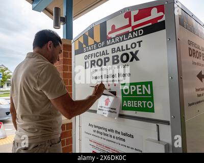 Clarksburg, Maryland, États-Unis. 14 mai 2024. Un électeur du Maryland insère son bulletin de vote dans la boîte de dépôt officielle. (Crédit image : © Sue Dorfman/ZUMA Press Wire) USAGE ÉDITORIAL SEULEMENT! Non destiné à UN USAGE commercial ! Banque D'Images