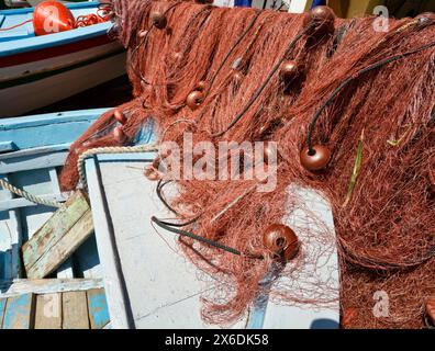 L'Italie, de la Sicile, Messine, Torre la plage de Faro, de filets de pêche le séchage sous la lumière du soleil Banque D'Images