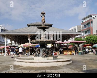 Pointe a pitre, Guadeloupe, France - janvier 2024 : place centrale du marché aux épices en guadeloupe et fontaine historique Banque D'Images